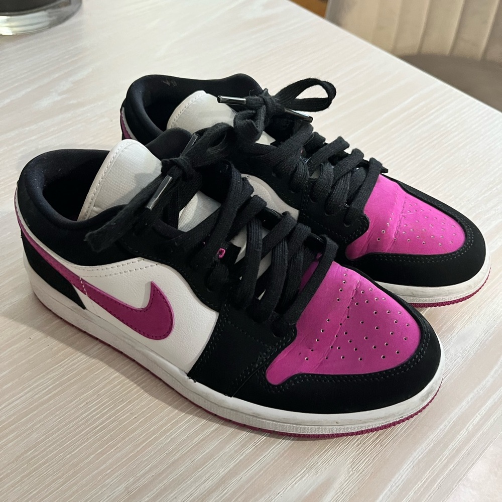 Nike Women's Black, White, and Pink Sneakers